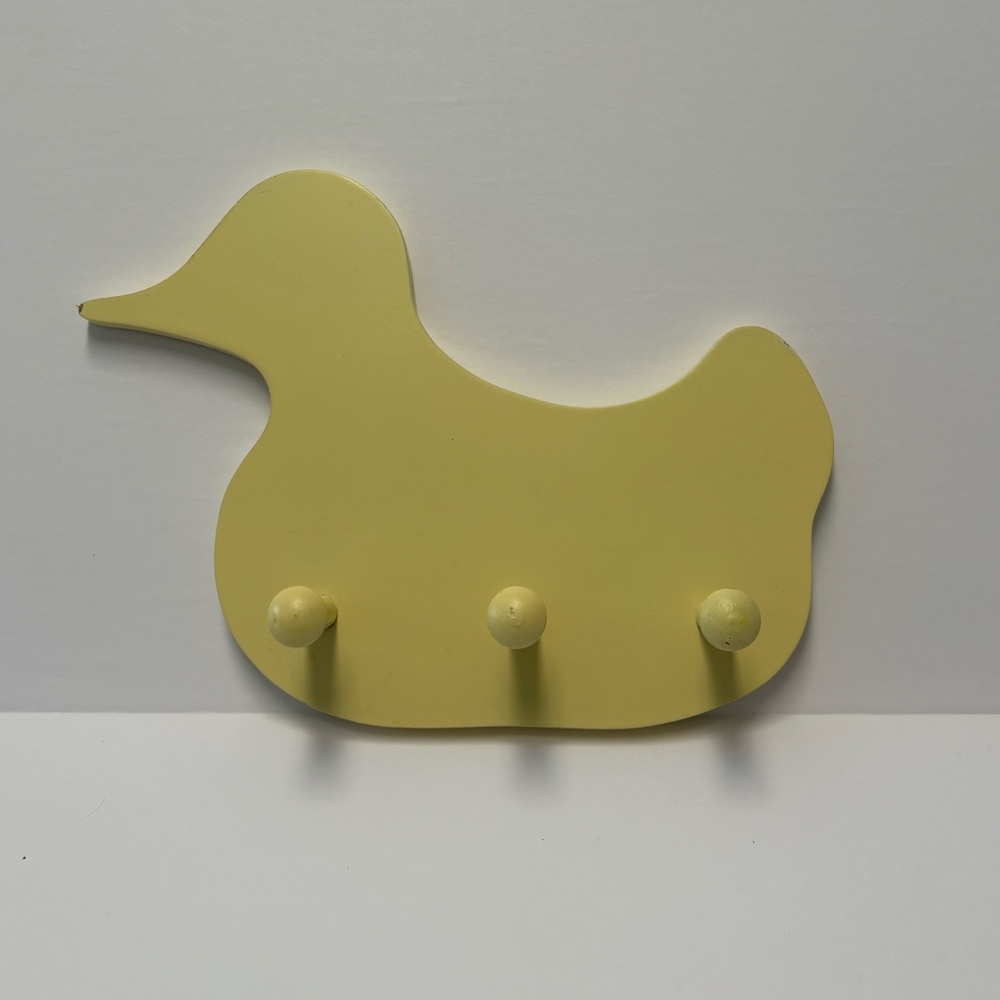 Small yellow duck peg shelf